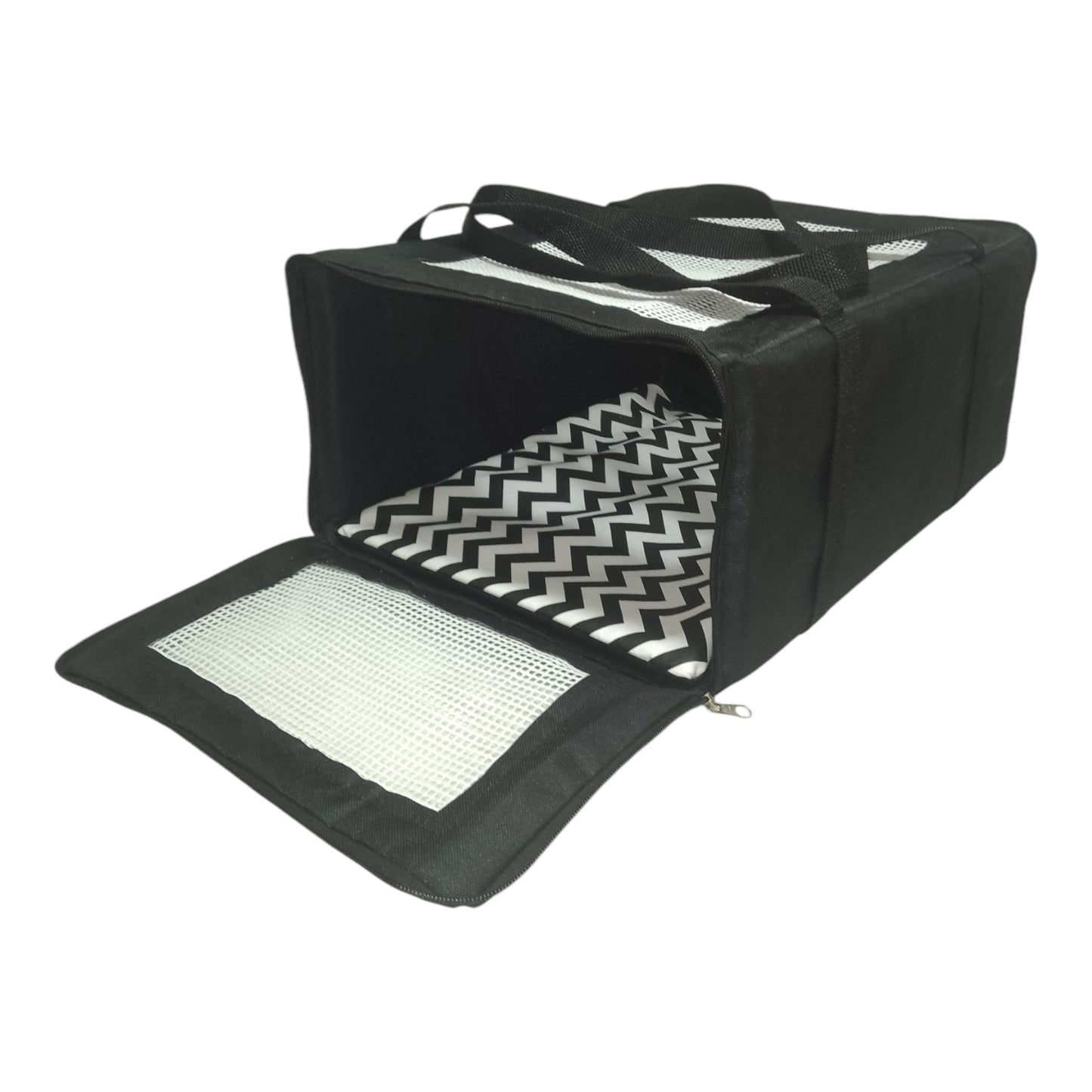 AereoBag preta aberta mostrando o interior com padrão chevron, tela de ventilação na porta frontal e alças de transporte no topo. Design compacto ideal para transporte de pets em aviões.