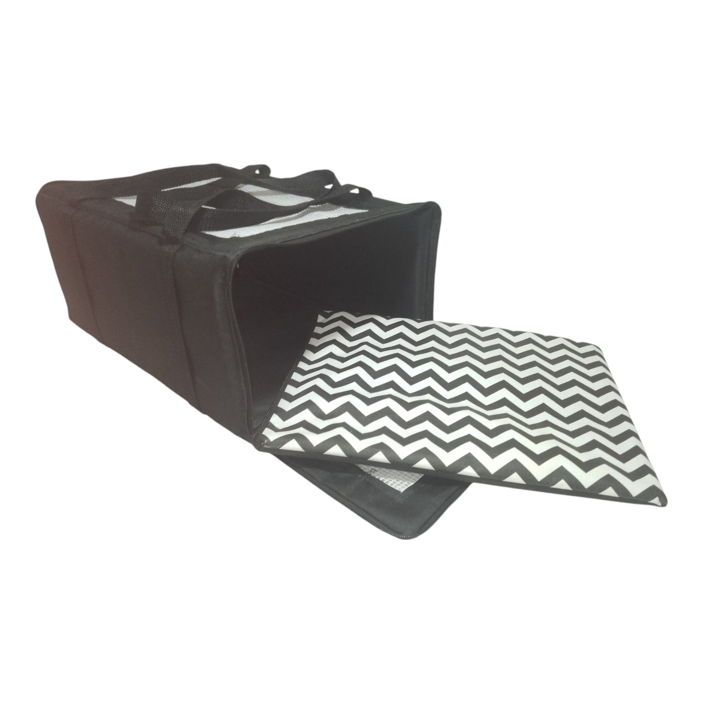 AereoBag preta vista lateral, aberta pela direita. Colchão removível com padrão chevron preto e branco estendido para fora. Tela de ventilação visível sob o colchão. Alças de mão no topo. Design que combina conforto para o pet e praticidade para viagens aéreas.