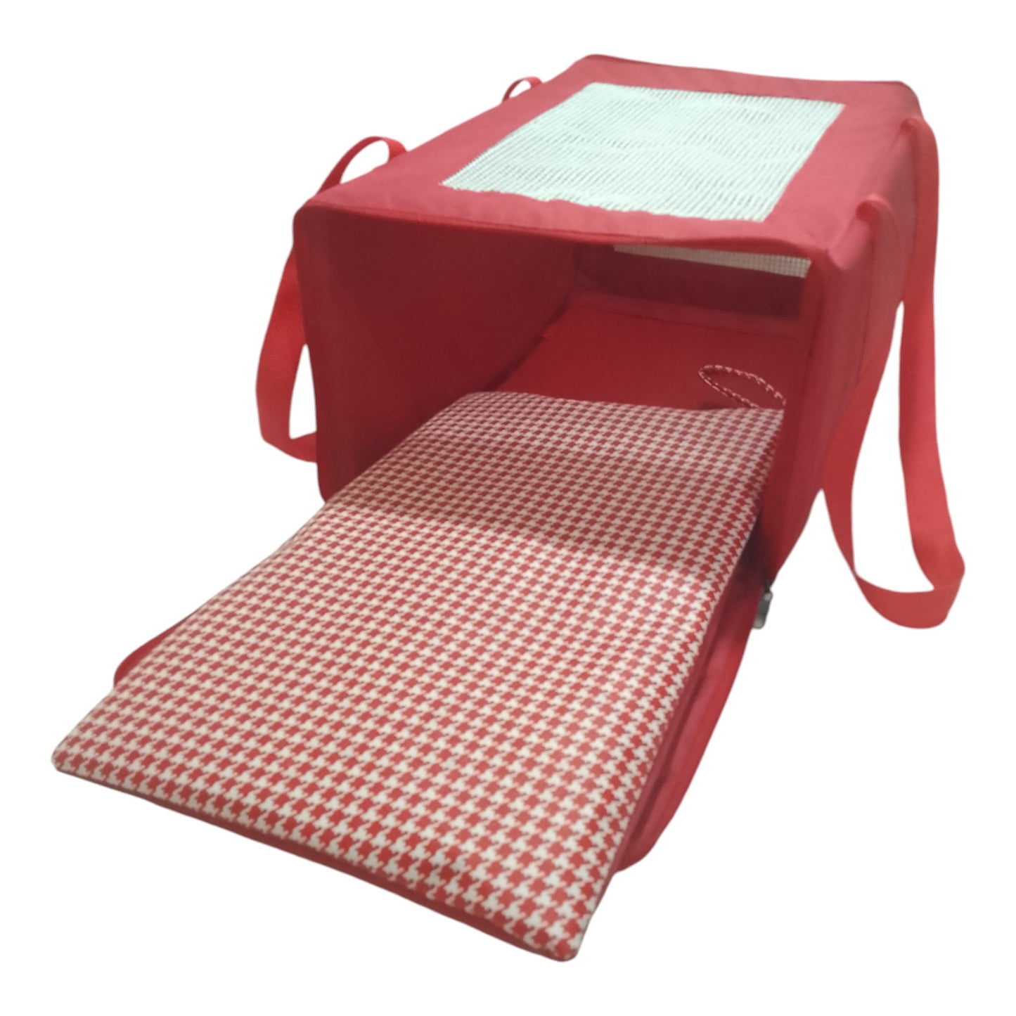 AereoBag vermelha aberta, vista frontal. Colchão xadrez vermelho e branco estendido para fora. Tela de ventilação no topo. Alças laterais visíveis. Design versátil para conforto do pet em viagens aéreas.