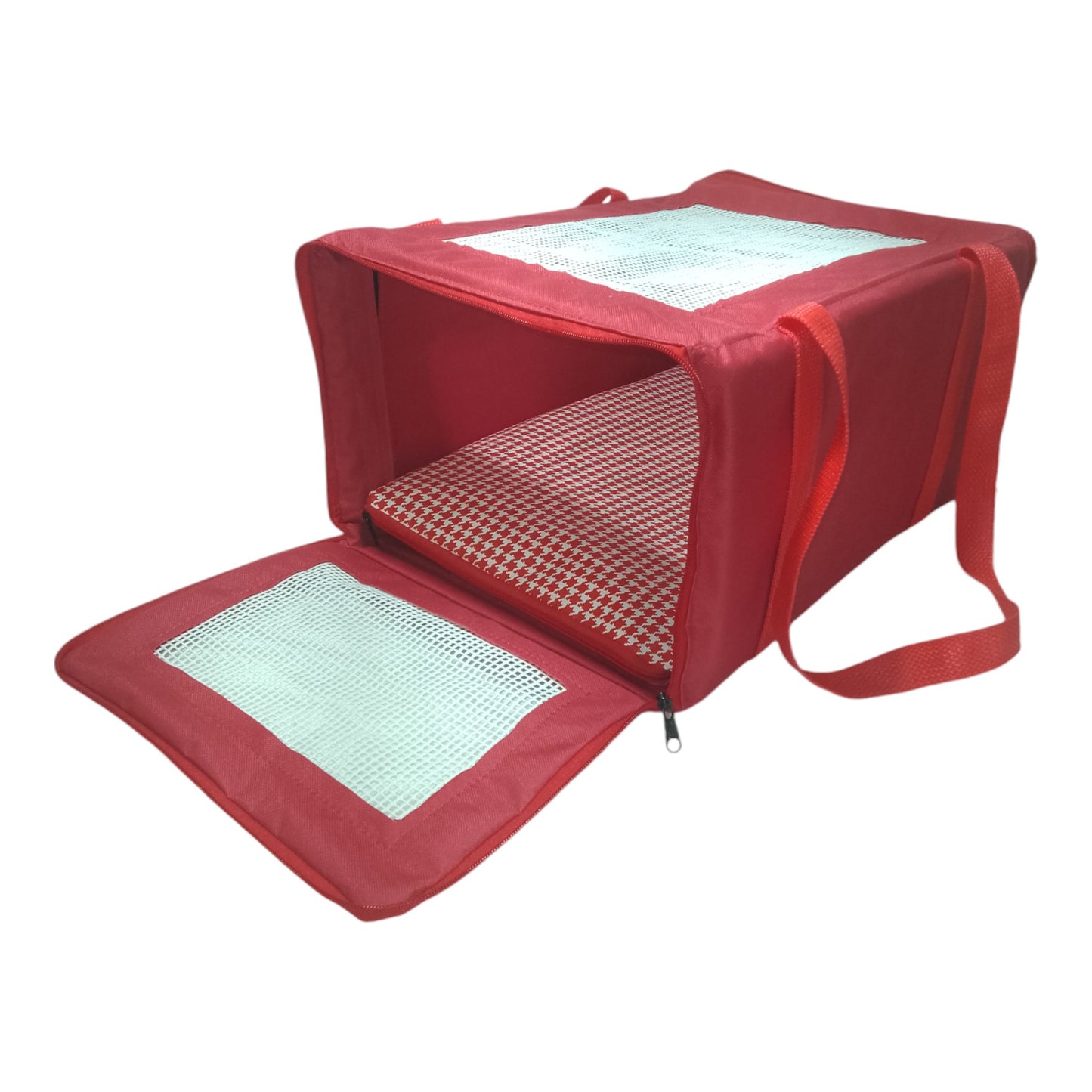 AereoBag vermelha vista lateral com porta frontal aberta. Telas de ventilação no topo e na porta. Colchão xadrez visível no interior. Alças de mão vermelhas. Design funcional para conforto e segurança do pet em viagens aéreas.